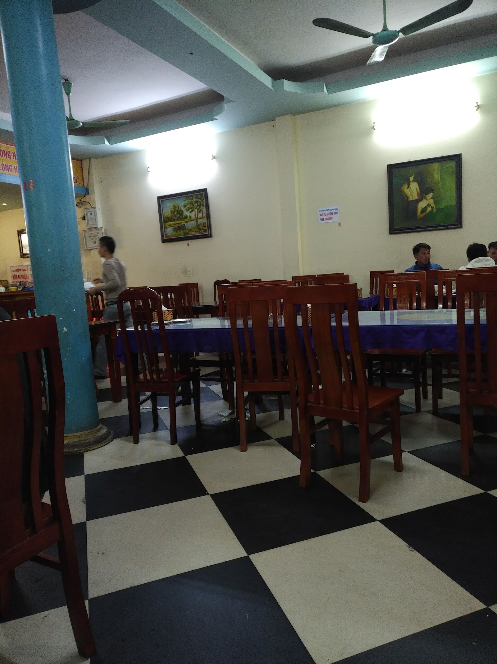 Nhà Hàng Gà Thượng Hạng – Không gian quán