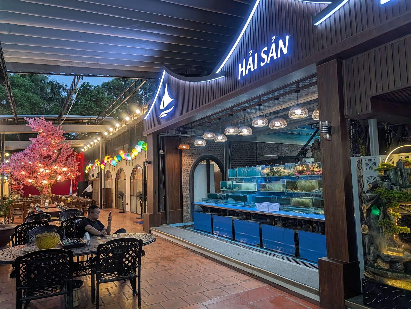 Nhà Hàng Hải Sản Làng Chài Restaurant