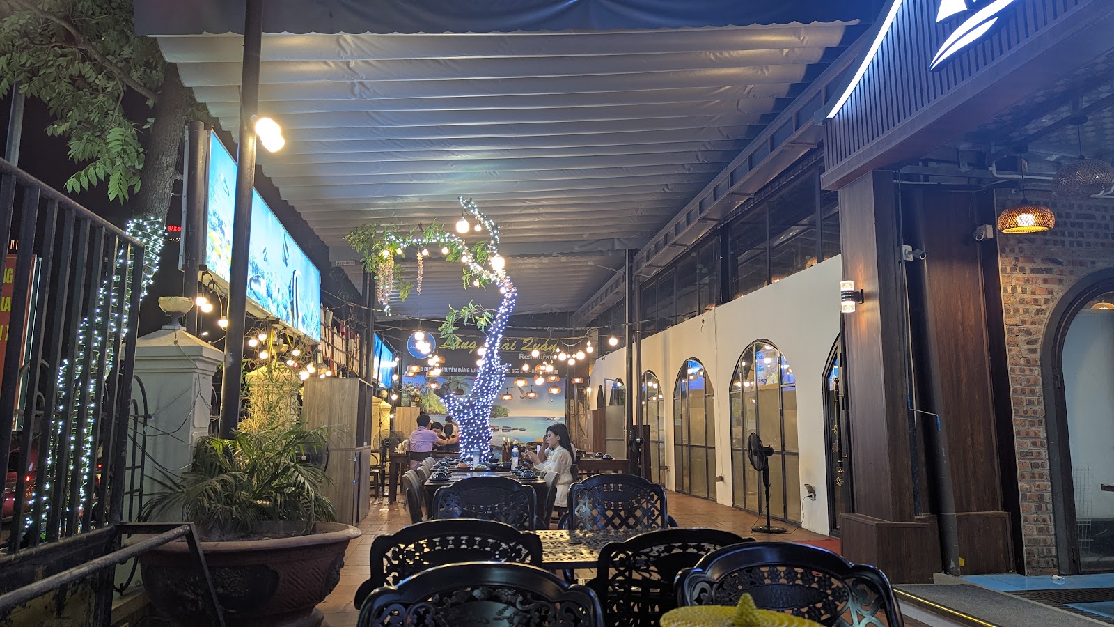 Nhà Hàng Hải Sản Làng Chài Restaurant