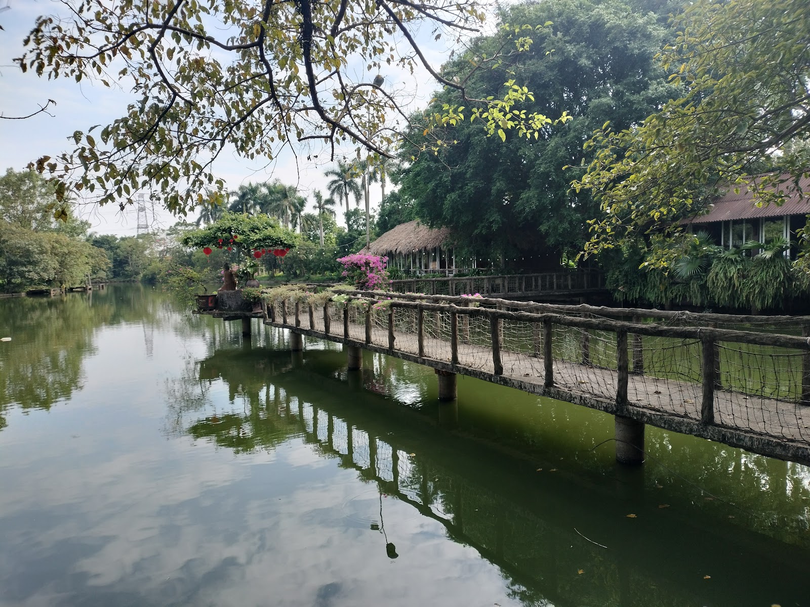 Nhà Hàng - Hồ Câu Thu Nga – Không gian quán