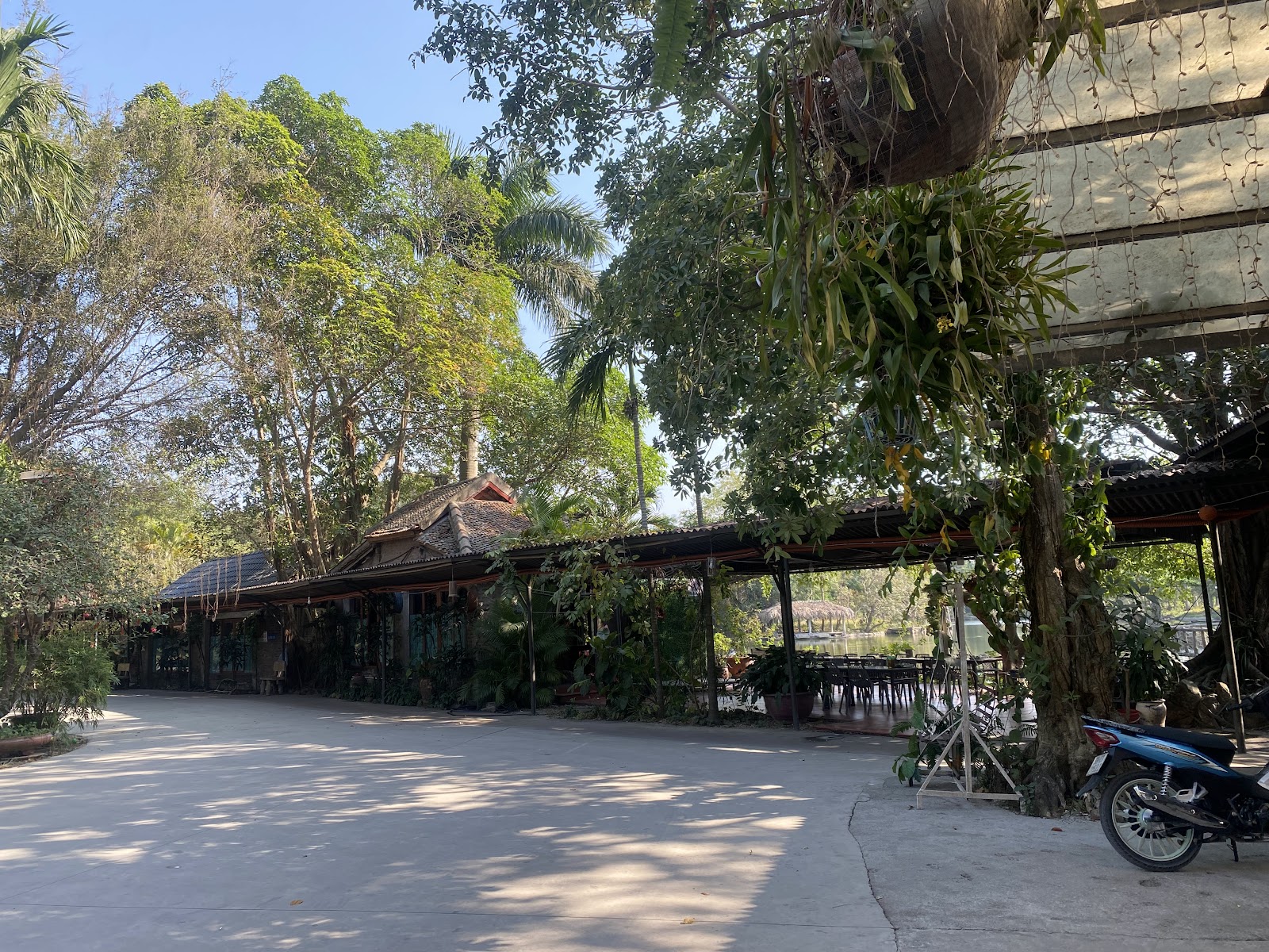 Nhà Hàng - Hồ Câu Thu Nga – Không gian quán