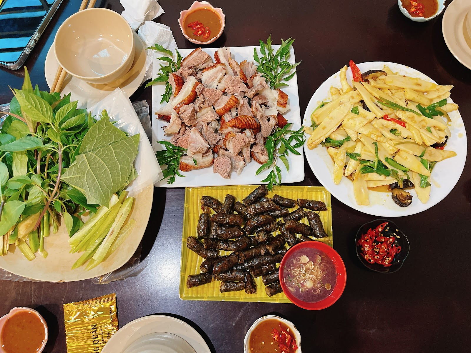 Nhà Hàng NHẤT DƯƠNG QUÁN - Dê Quay Tùng Xẻo Restaurant