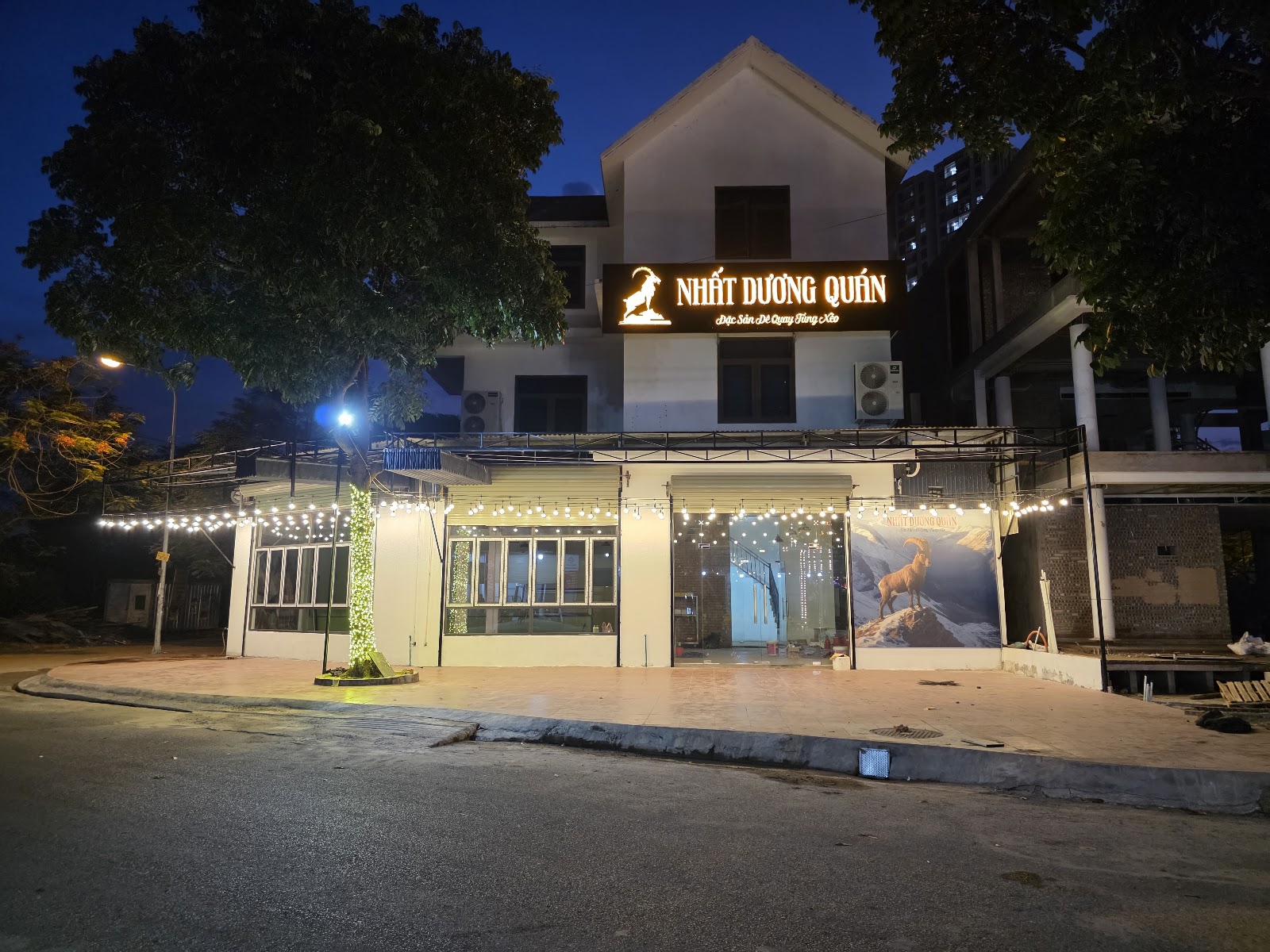 Nhà Hàng NHẤT DƯƠNG QUÁN - Dê Quay Tùng Xẻo Restaurant – Không gian quán
