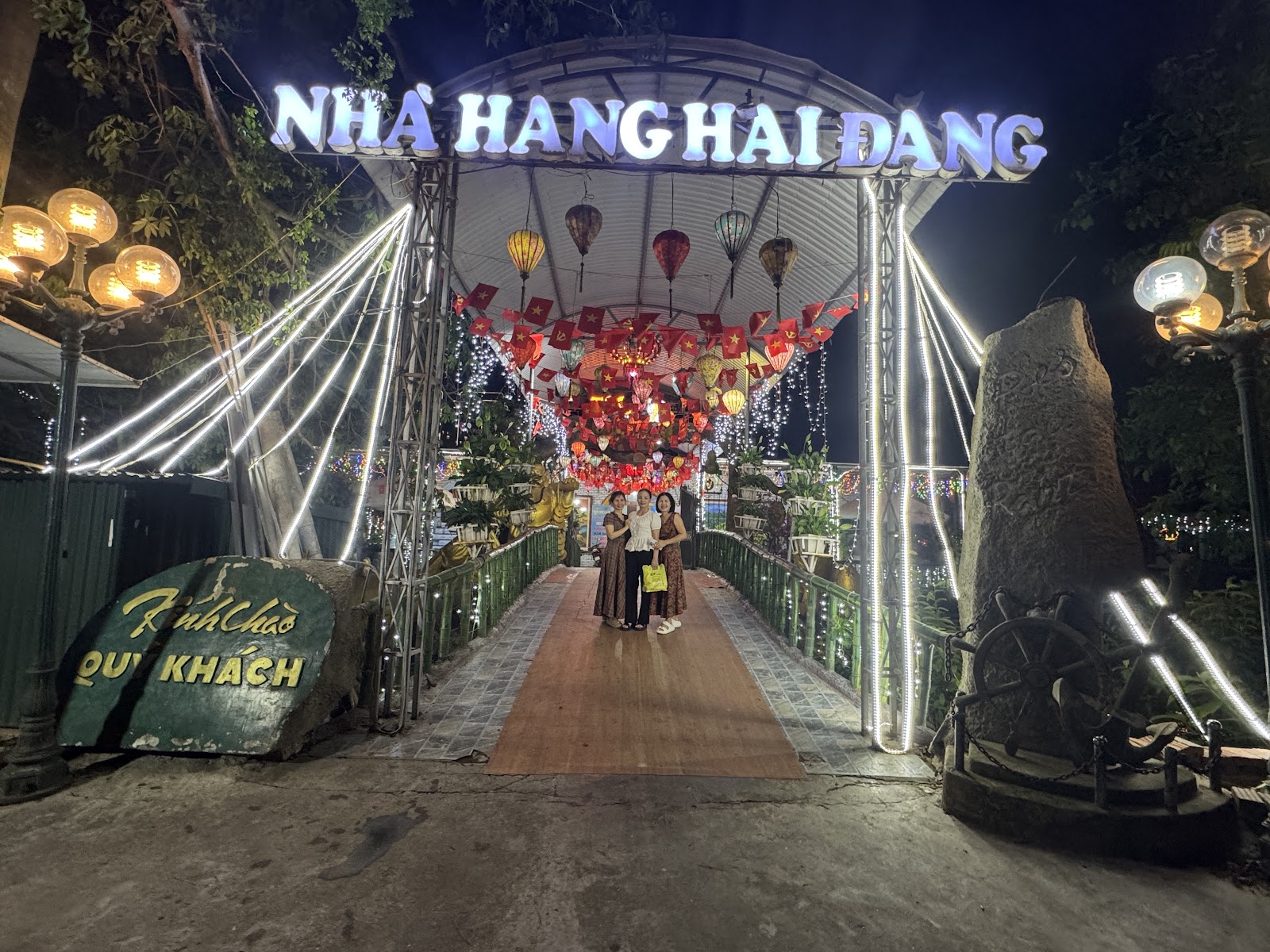 Nhà hàng nổi Hải Đăng cầu chui – Không gian quán