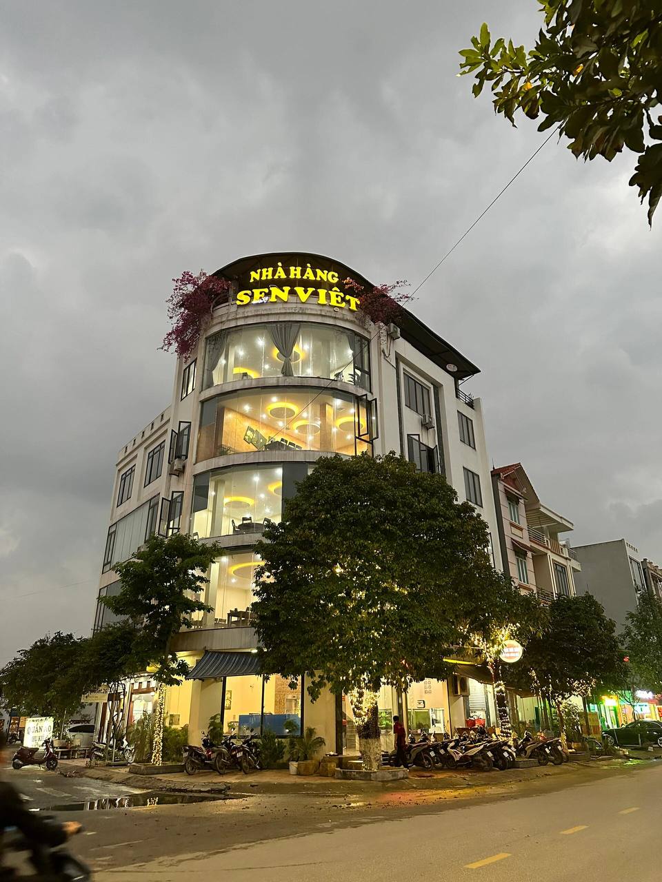 Nhà Hàng Sen Việt