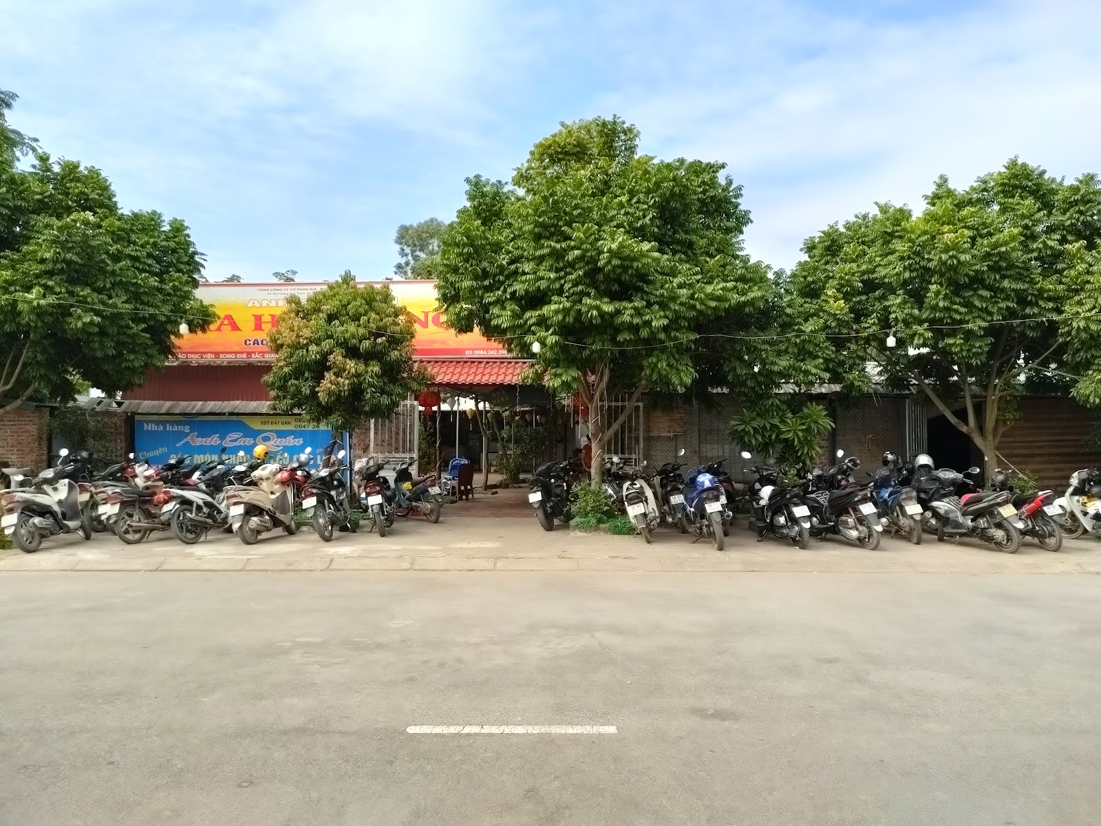 Nhà Hàng Vĩnh Hồ Quê – Không gian quán