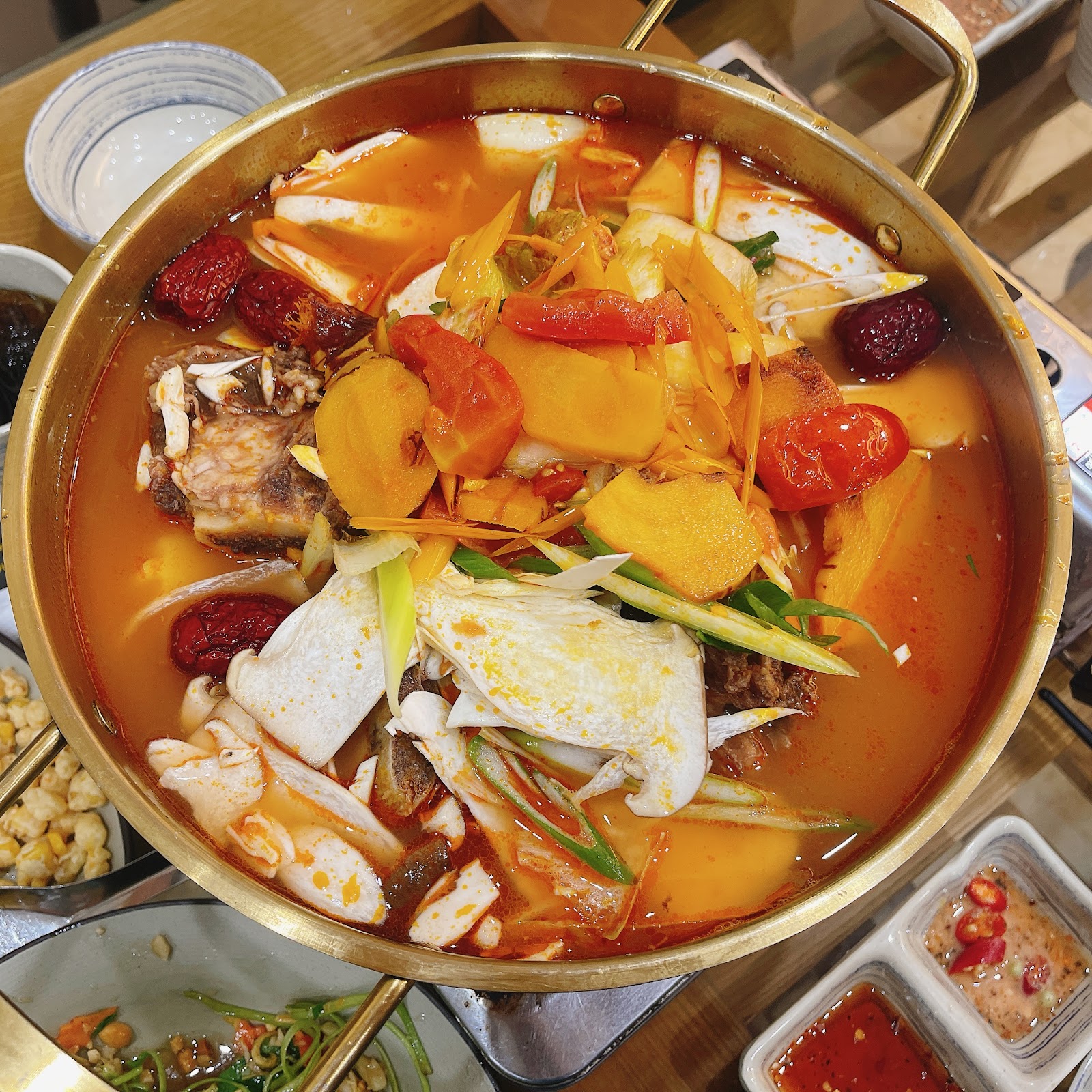 Ốc Nhà Miu 2 Lẩu Sườn Bò Kim Chi
