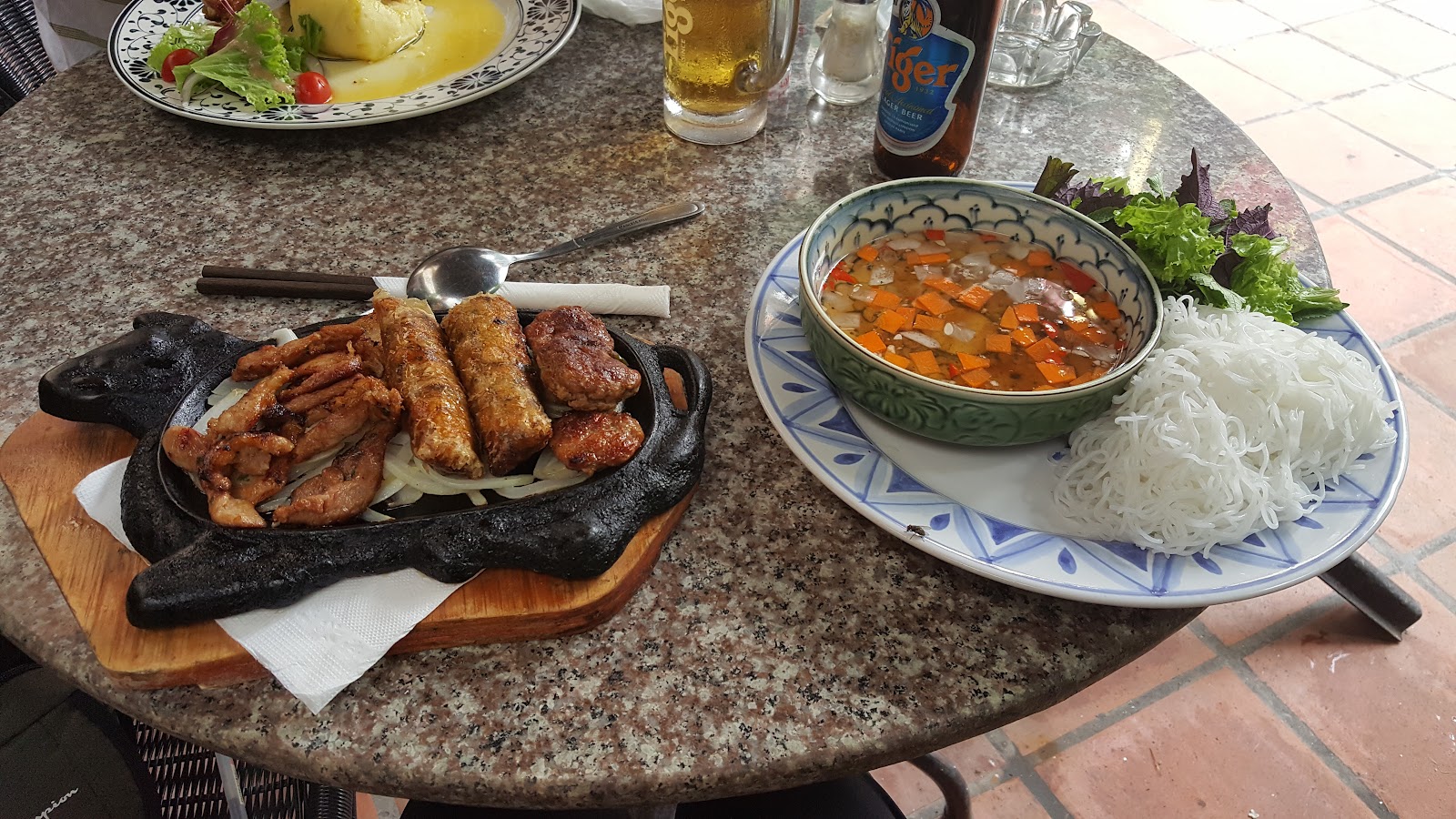 Puku Cafe & Sports Bar