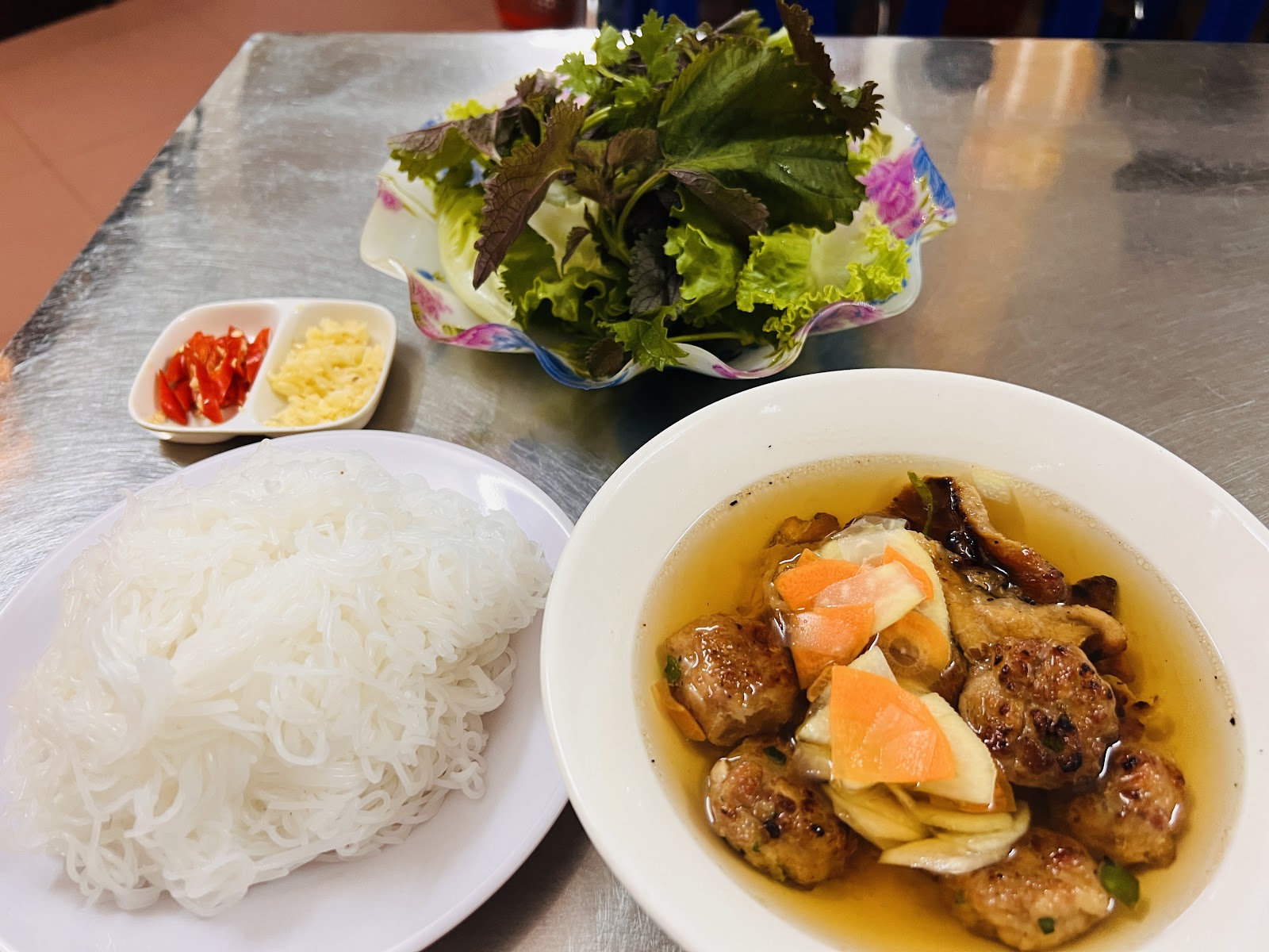 Quán ăn gia đinh Bún Chả Ba Cô Tiên