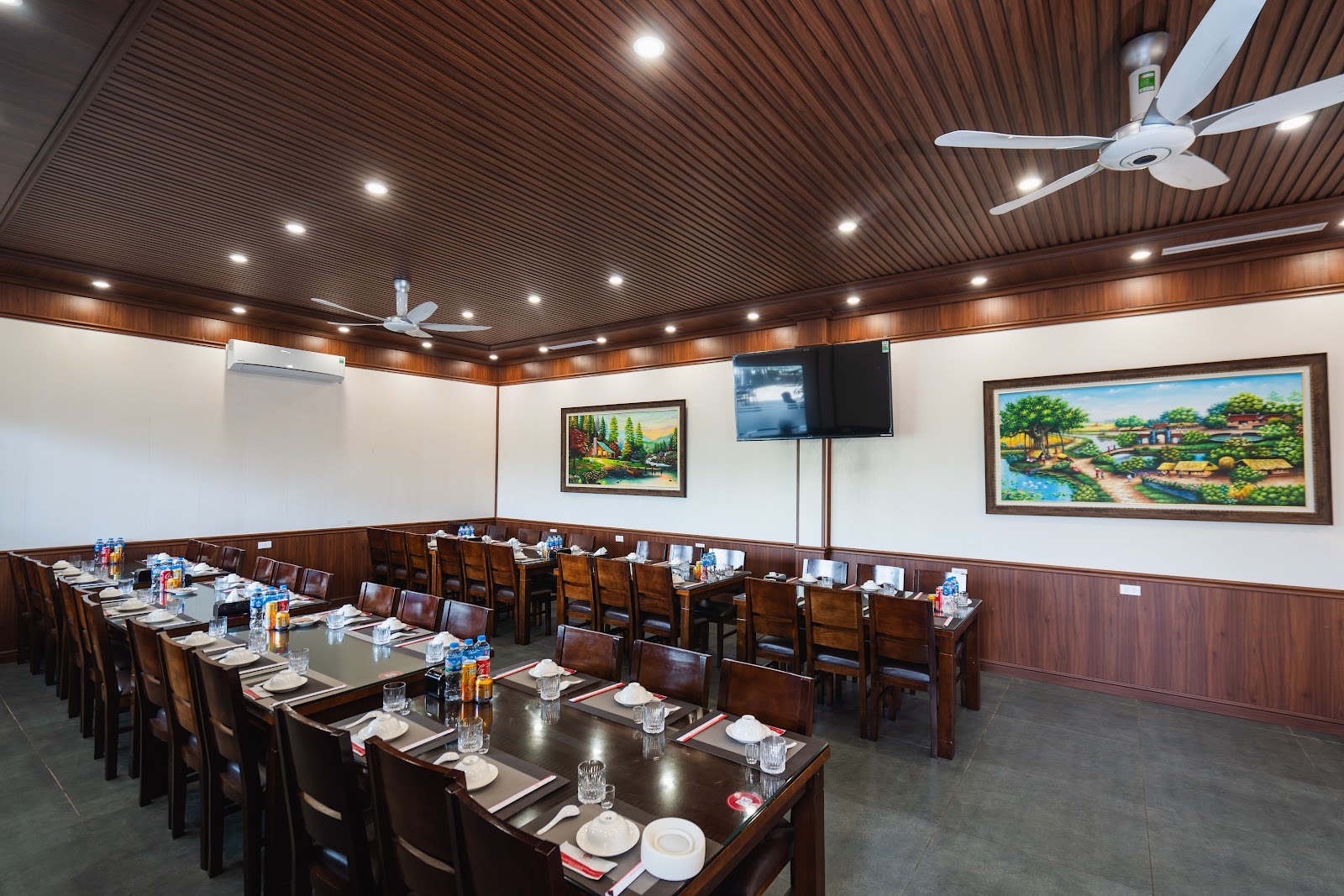 Quang Dũng Restaurant – Không gian quán