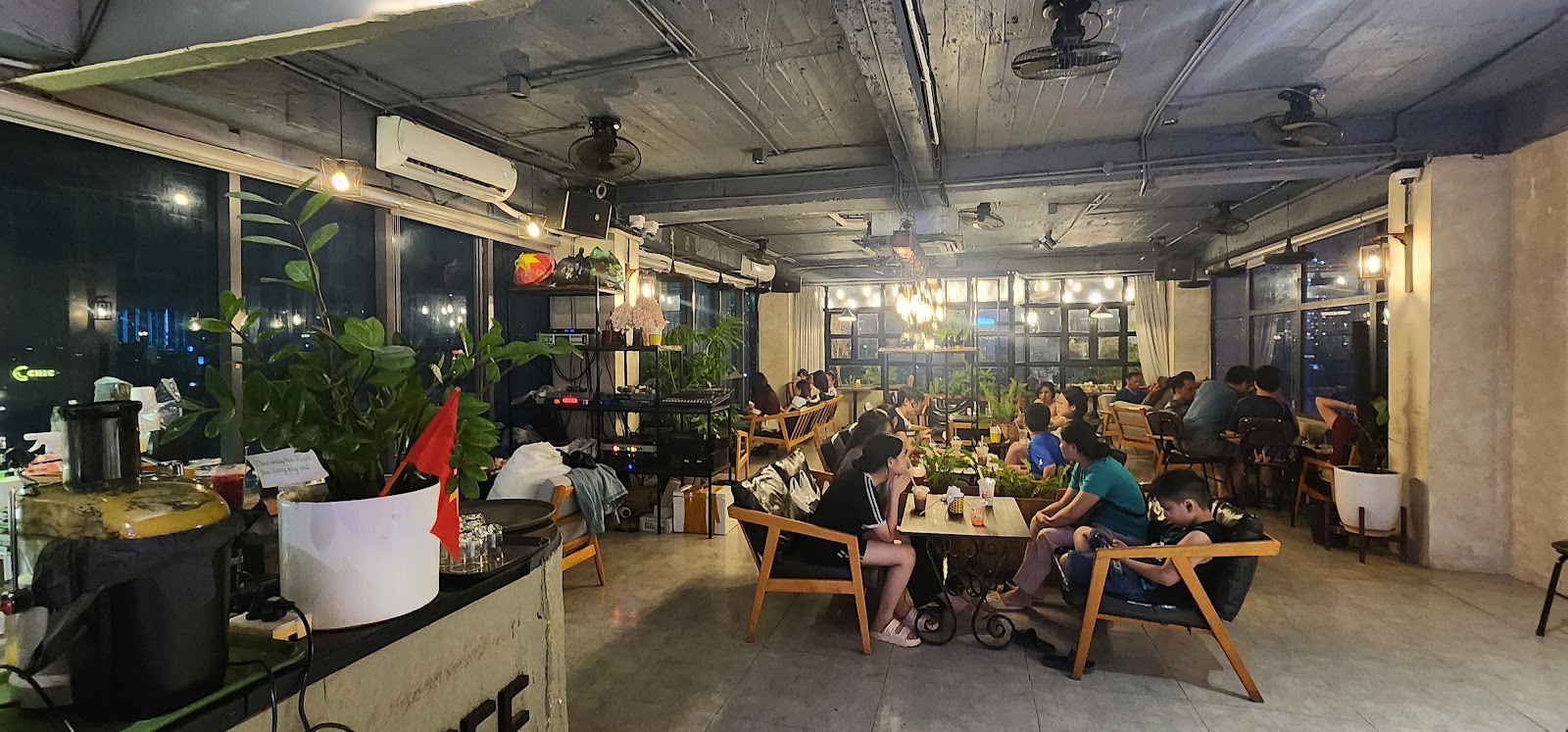 Sam Rooftop Coffee – Không gian quán