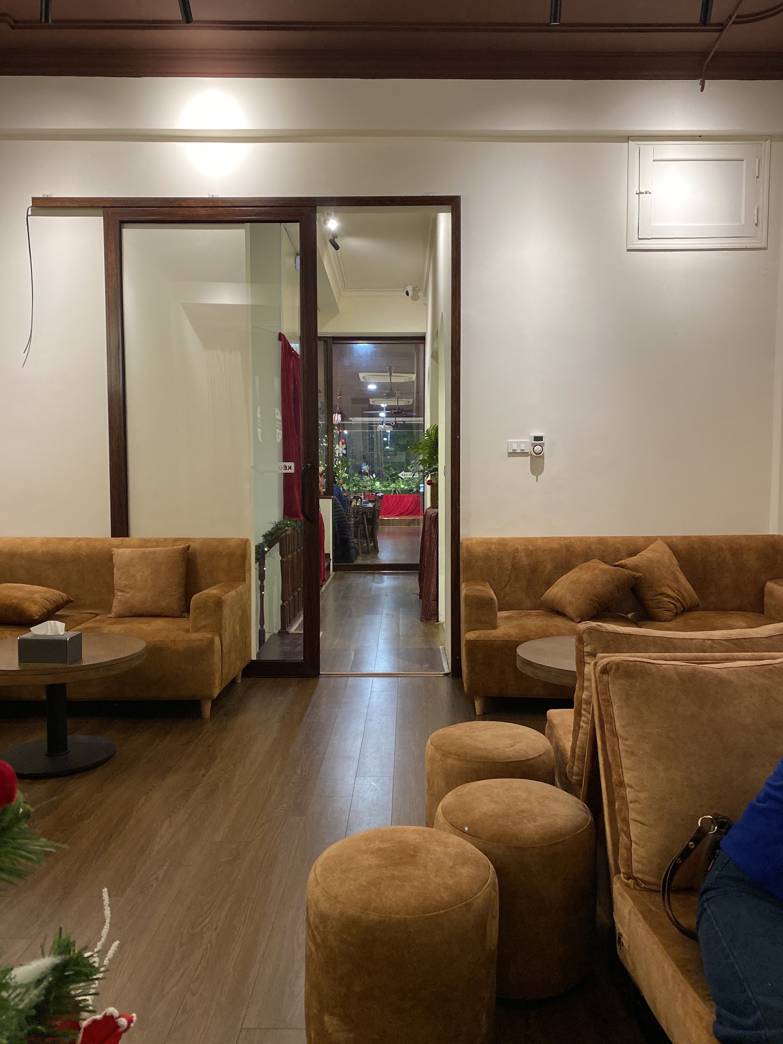 The Coffee Links – 50 Vũ Phạm Hàm – Không gian quán