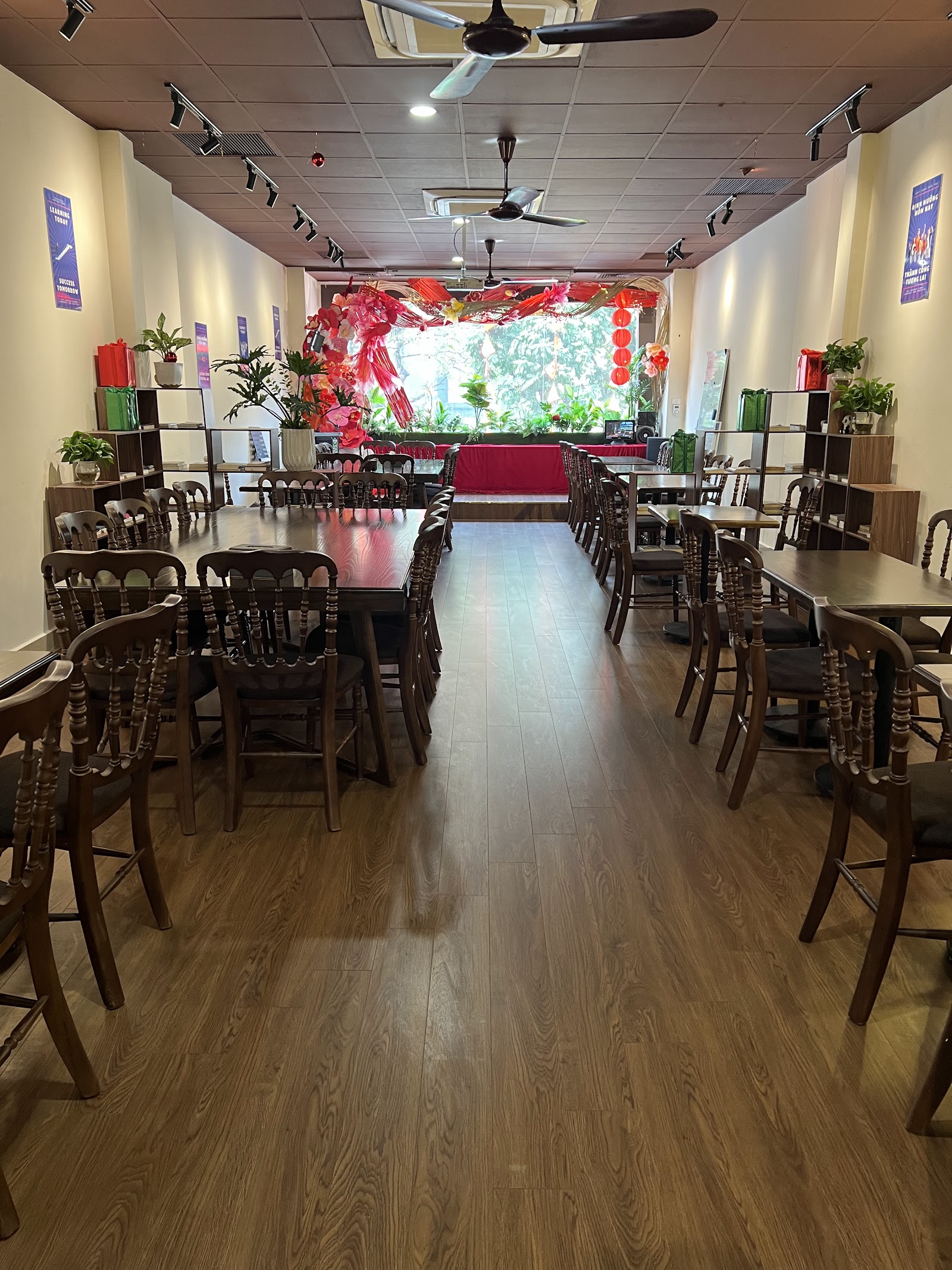The Coffee Links – 50 Vũ Phạm Hàm – Không gian quán