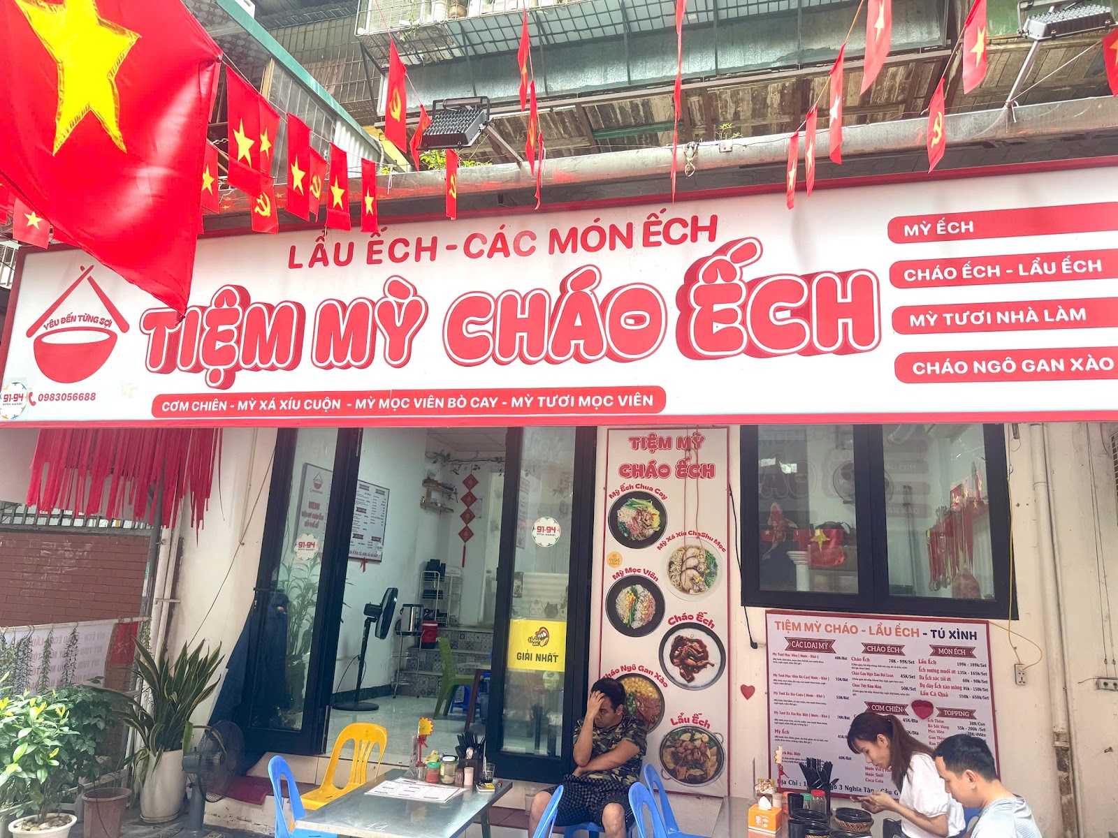Tiệm Lẩu Mỳ Cháo Ếch TÚ XÌNH – Không gian quán