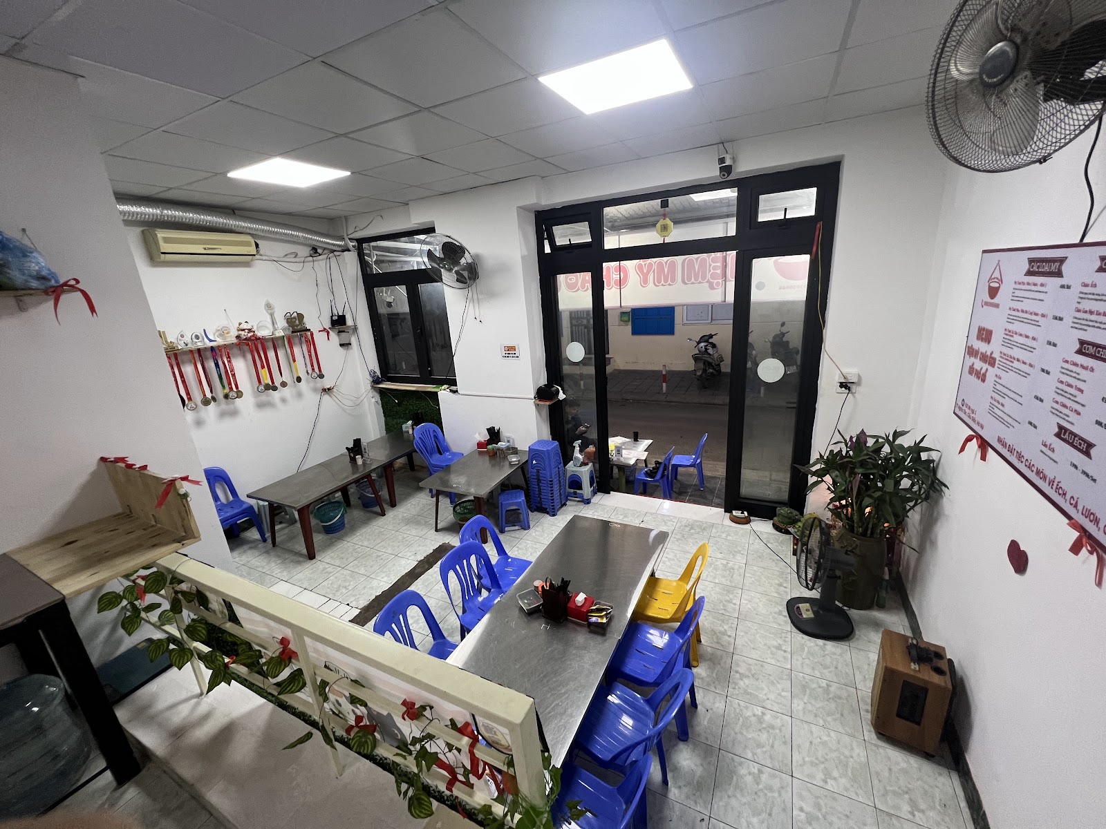 Tiệm Lẩu Mỳ Cháo Ếch TÚ XÌNH – Không gian quán