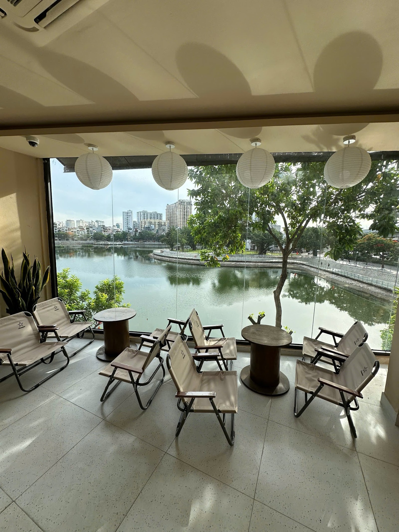 Xưởng Cafe Hoàng Cầu – Không gian quán